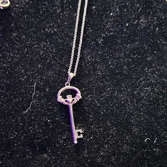 Silver chain and charm - Picture 3 of 3